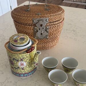 Chinese Tea pot w/5 cups and traveler basket
NEW — NO TAGS
